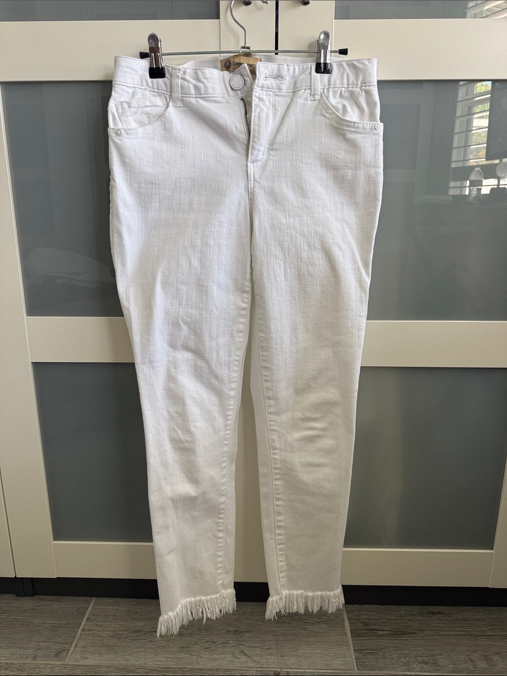 Democracy White Ankle Jeans with Frayed Hem